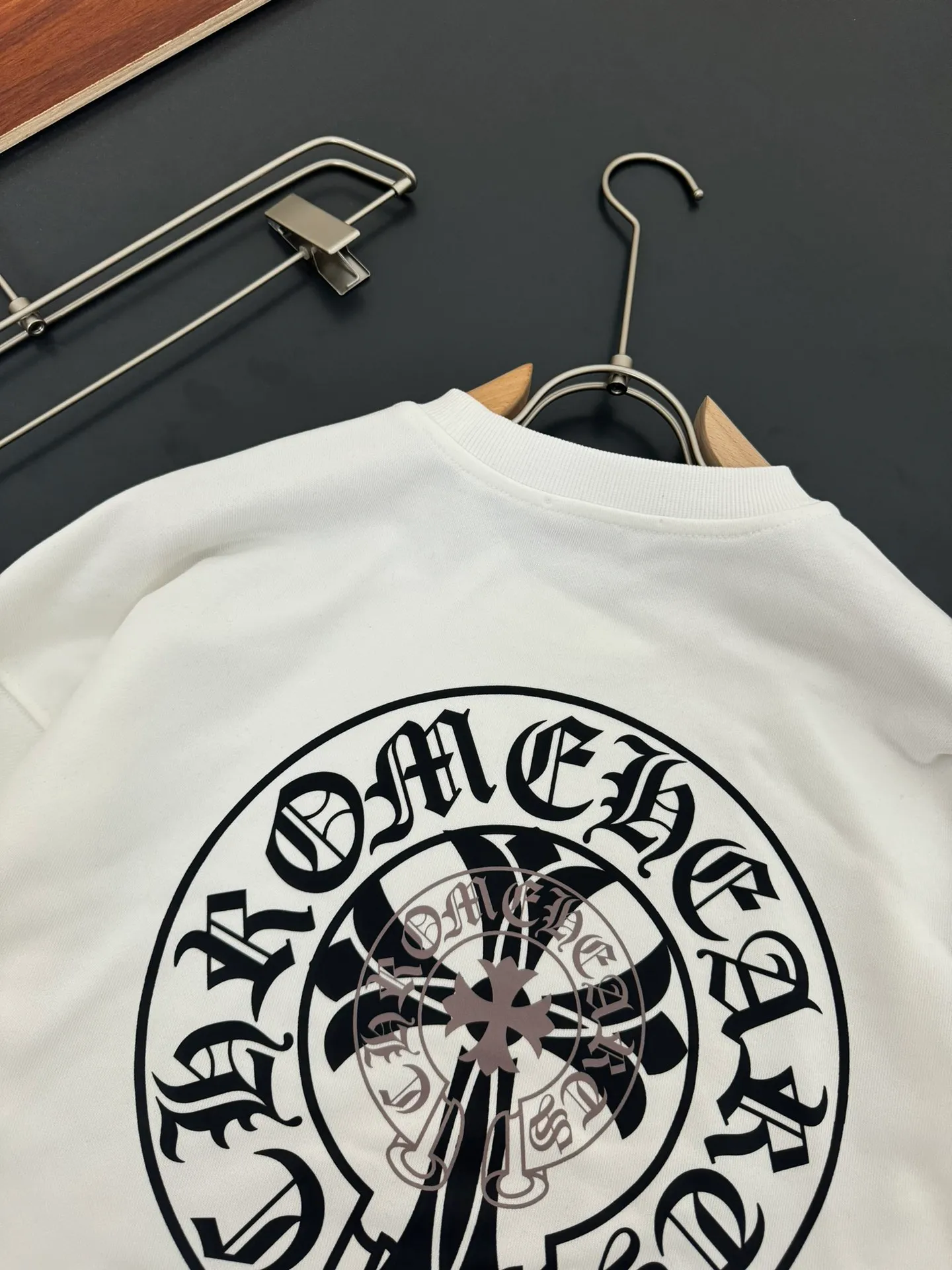 P230 Chrome Hearts*Chrome Hearts* The latest round-neck fashionable long-sleeved sweatshirt in autumn and winter, with printed logo design and 400 grams of pure cotton fabric! It is close to the skin and comfortable, durable and easy to wear. The original factory craftsmanship is meticulous. It is a must-have for casual wear. Size S M L XL XXL
